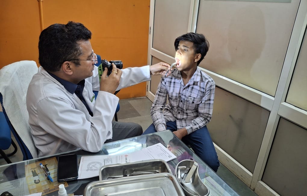 अलीशा का स्वागत करते परिजन स्वयं