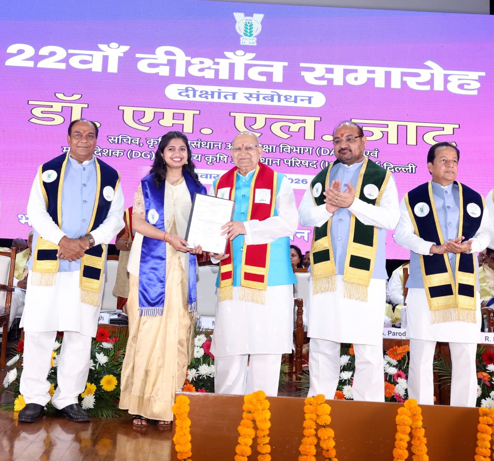 अलीशा का स्वागत करते परिजन स्वयं