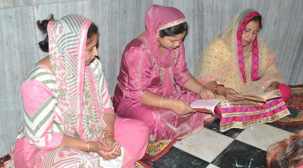 अलीशा का स्वागत करते परिजन स्वयं