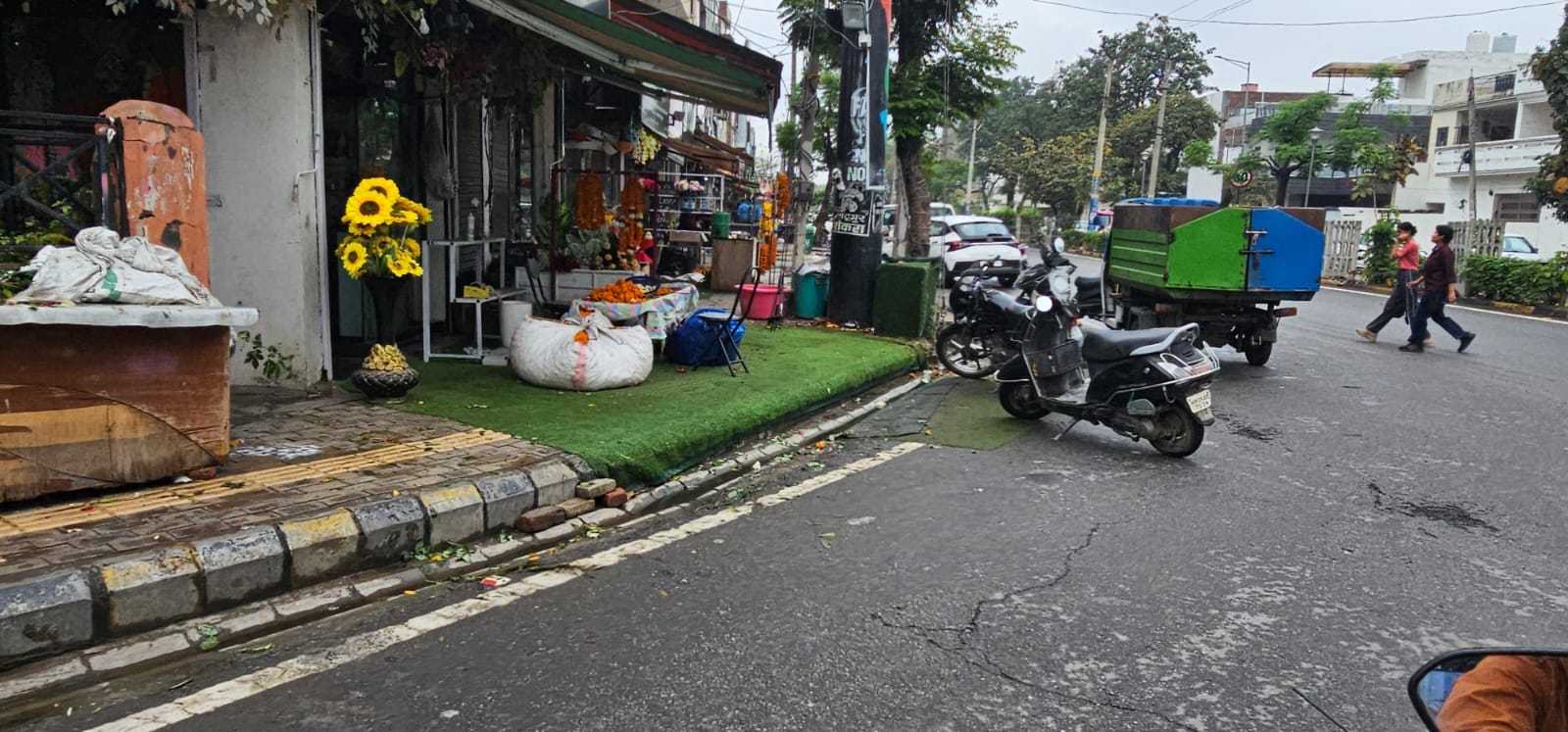 अलीशा का स्वागत करते परिजन स्वयं