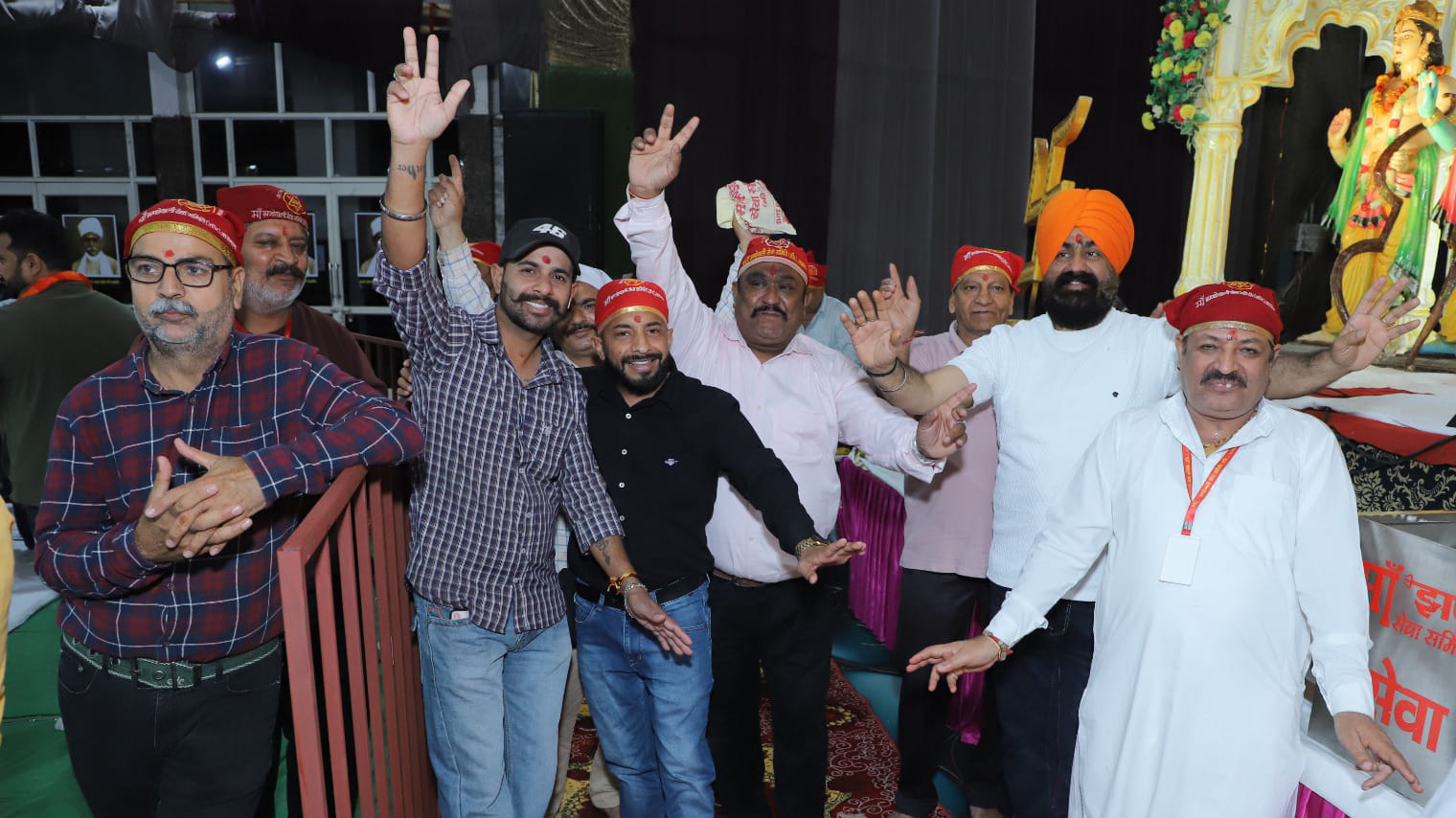 अलीशा का स्वागत करते परिजन स्वयं