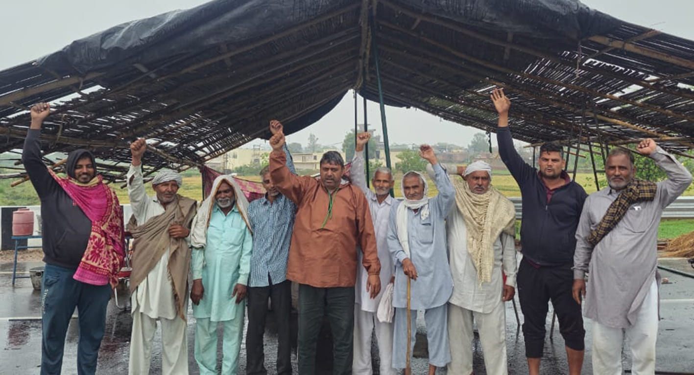 अलीशा का स्वागत करते परिजन स्वयं