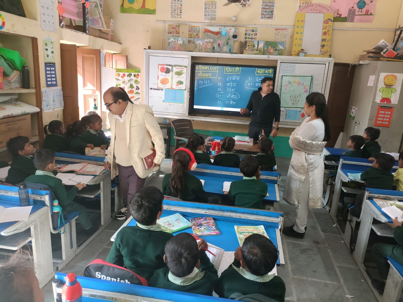 अलीशा का स्वागत करते परिजन स्वयं