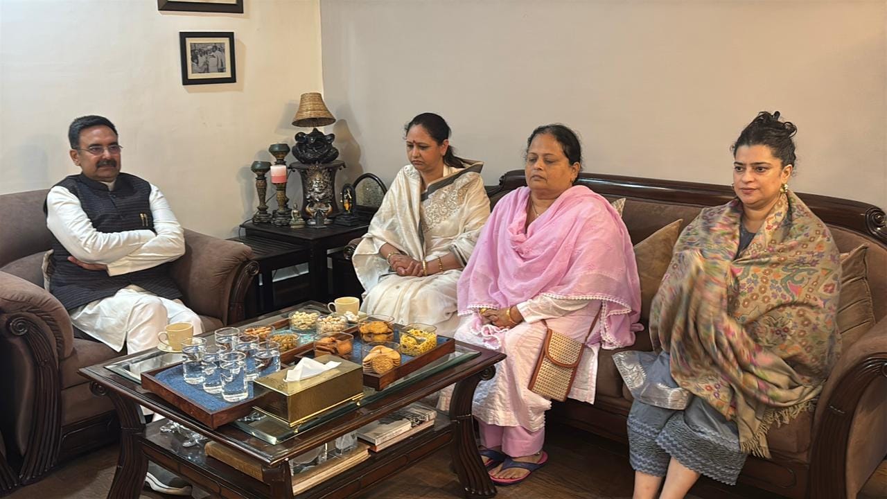 अलीशा का स्वागत करते परिजन स्वयं