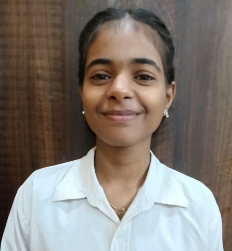 अलीशा का स्वागत करते परिजन स्वयं