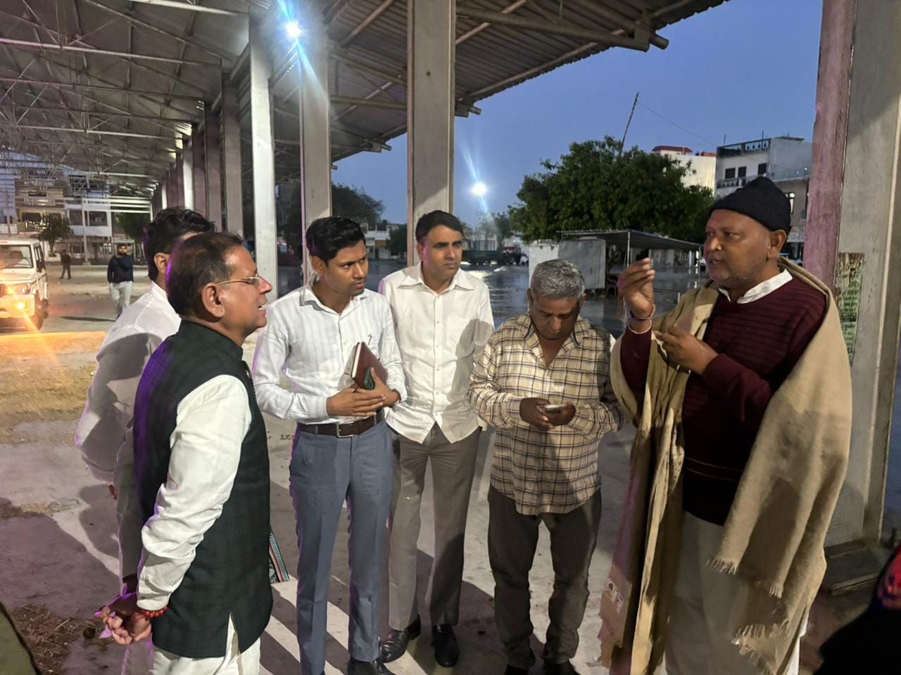 अलीशा का स्वागत करते परिजन स्वयं