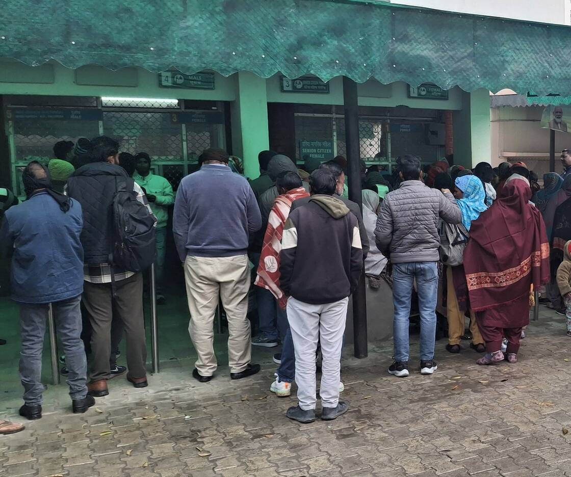 अलीशा का स्वागत करते परिजन स्वयं