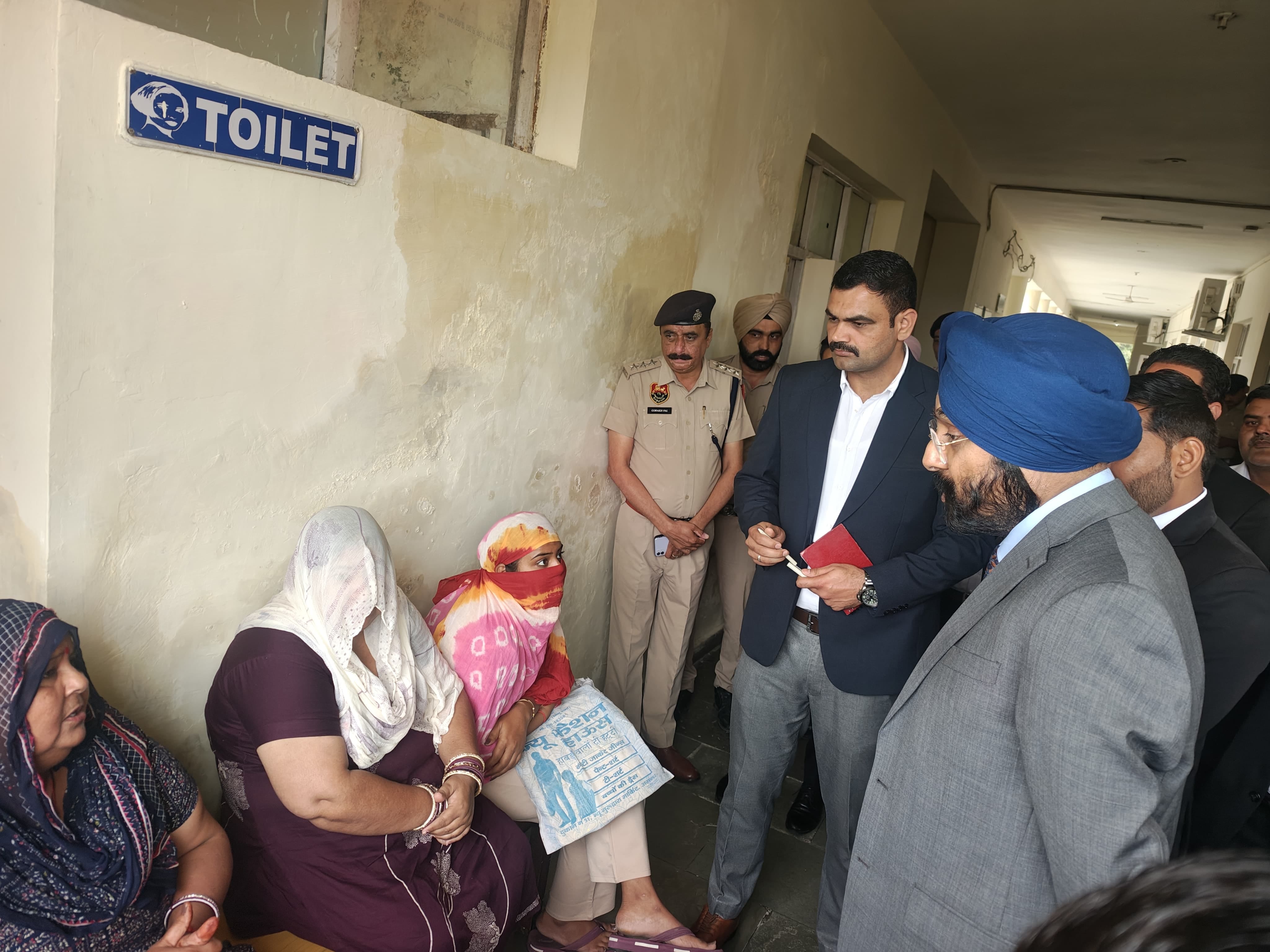 अलीशा का स्वागत करते परिजन स्वयं