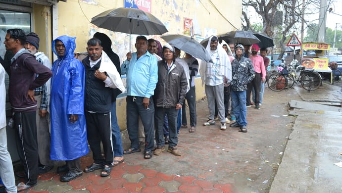 अलीशा का स्वागत करते परिजन स्वयं