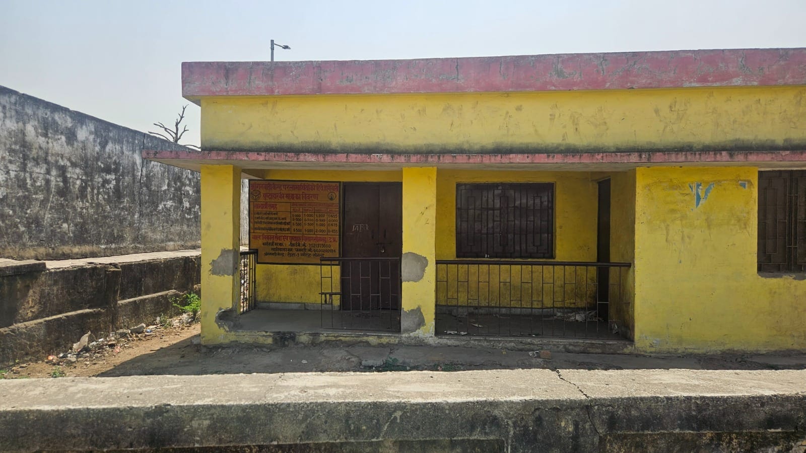 अनपरा के प्राथमिक विद्यालय औराडाड़ में अधूरा पड़ा आगनबाड़ी केन्द्र। संवाद