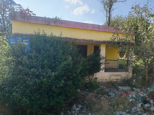 अनपरा के प्राथमिक विद्यालय औराडाड़ में अधूरा पड़ा आगनबाड़ी केन्द्र। संवाद