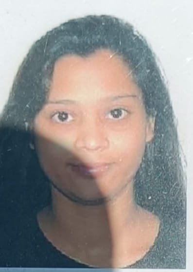 बाबूगढ में एनएच 9 पर सड़क दुर्घटना होने के बाद क्षतिग्रस्त कार को देखते लोगों की भीड़। संवाद