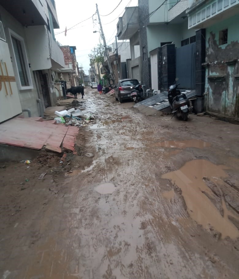 बीडी फ्लोर मिल की मुख्य सड़क पर बरसात के बाद के हालात। स्वयं