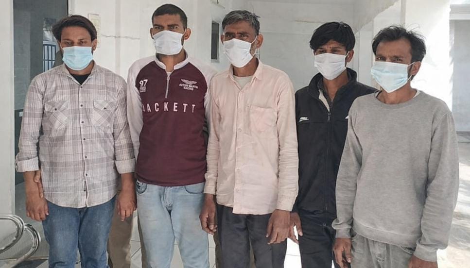 बिहारीगढ़ पुलिस द्वारा पकड़े गए चोरी के आरोपी। श्रोत पुलिस