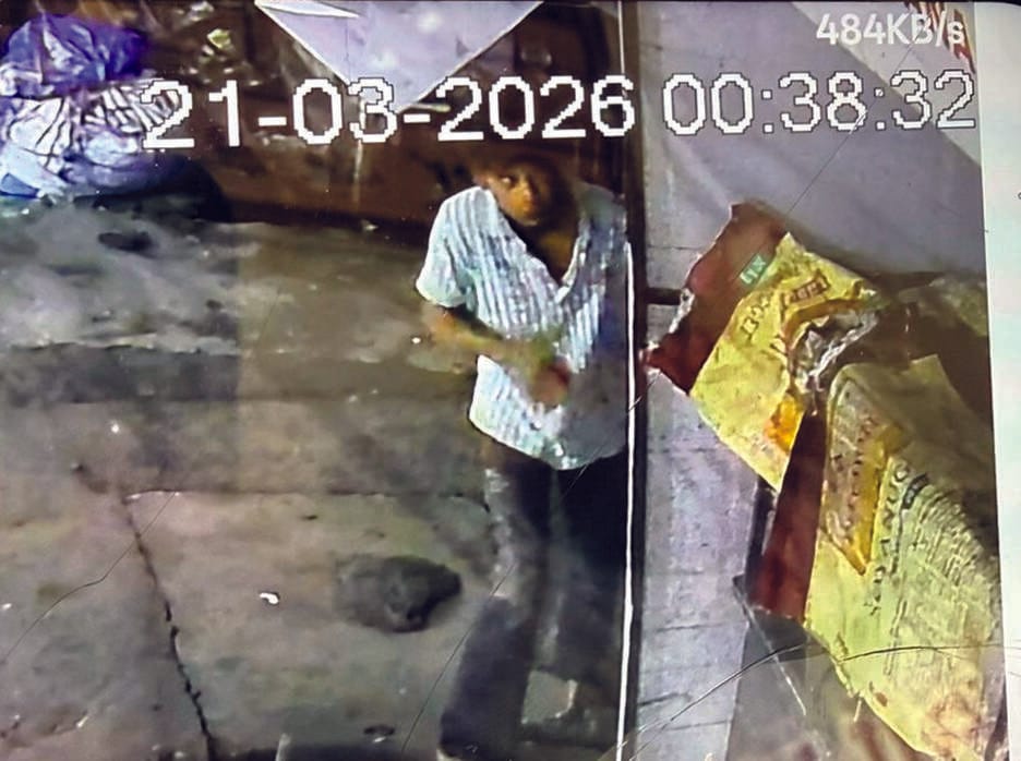 बराड़ा में चोरी के बाद शोरूम का मुआयना करती पुलिस। संवाद