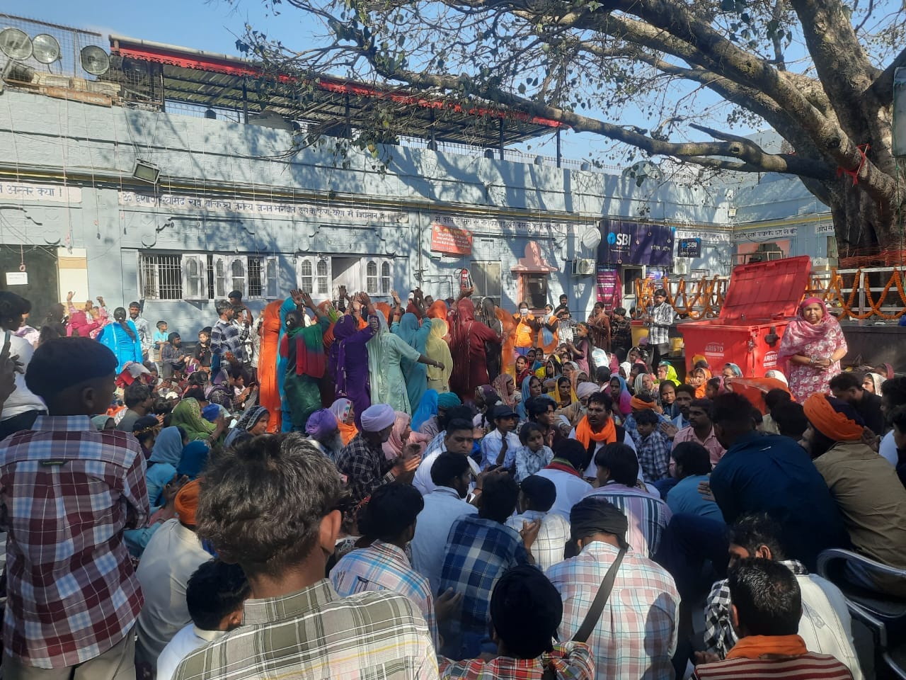 चामुंडा मंदिर में सुबह की आरती का सुमिरन करते श्रद्धालु। स्रोत: मंदिर