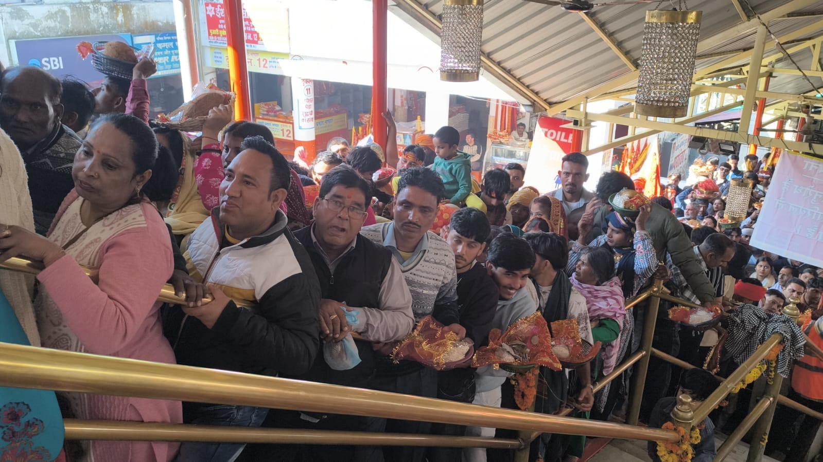 चामुंडा मंदिर में सुबह की आरती का सुमिरन करते श्रद्धालु। स्रोत: मंदिर