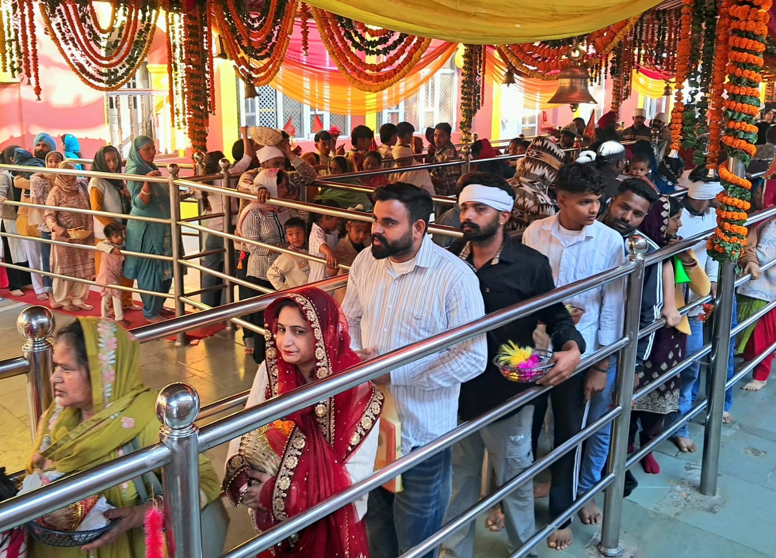 चैत्र नवरात्र पर त्रिलोकपुर मंदिर में शीश नवाते श्रद्धालु। स्रोत : जन संपर्क विभाग