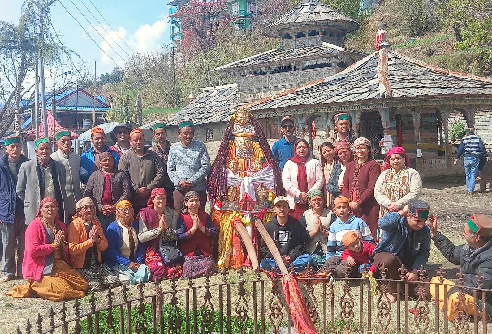 डंसा के जगूणी गांव की महिलाओं ने देवता दमुख डंसा के मंदिर निर्माण को भेंट की राशि। संवाद