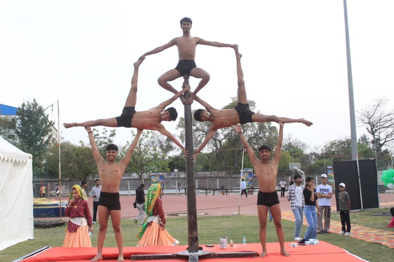 फेकने के लिए रिंग मांगते युवक। संवाद फेकने के लिए रिंग मांगते युवक। संवाद