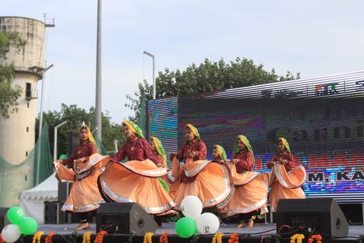 फेकने के लिए रिंग मांगते युवक। संवाद फेकने के लिए रिंग मांगते युवक। संवाद