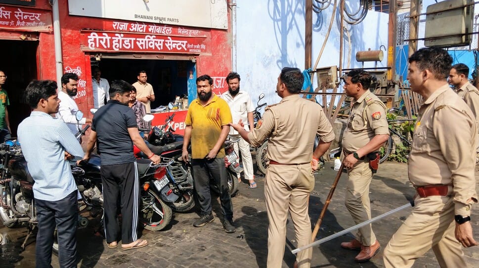 फलावदा रोड से छोटा हाथी को हटवाती पुलिस। (मवाना)