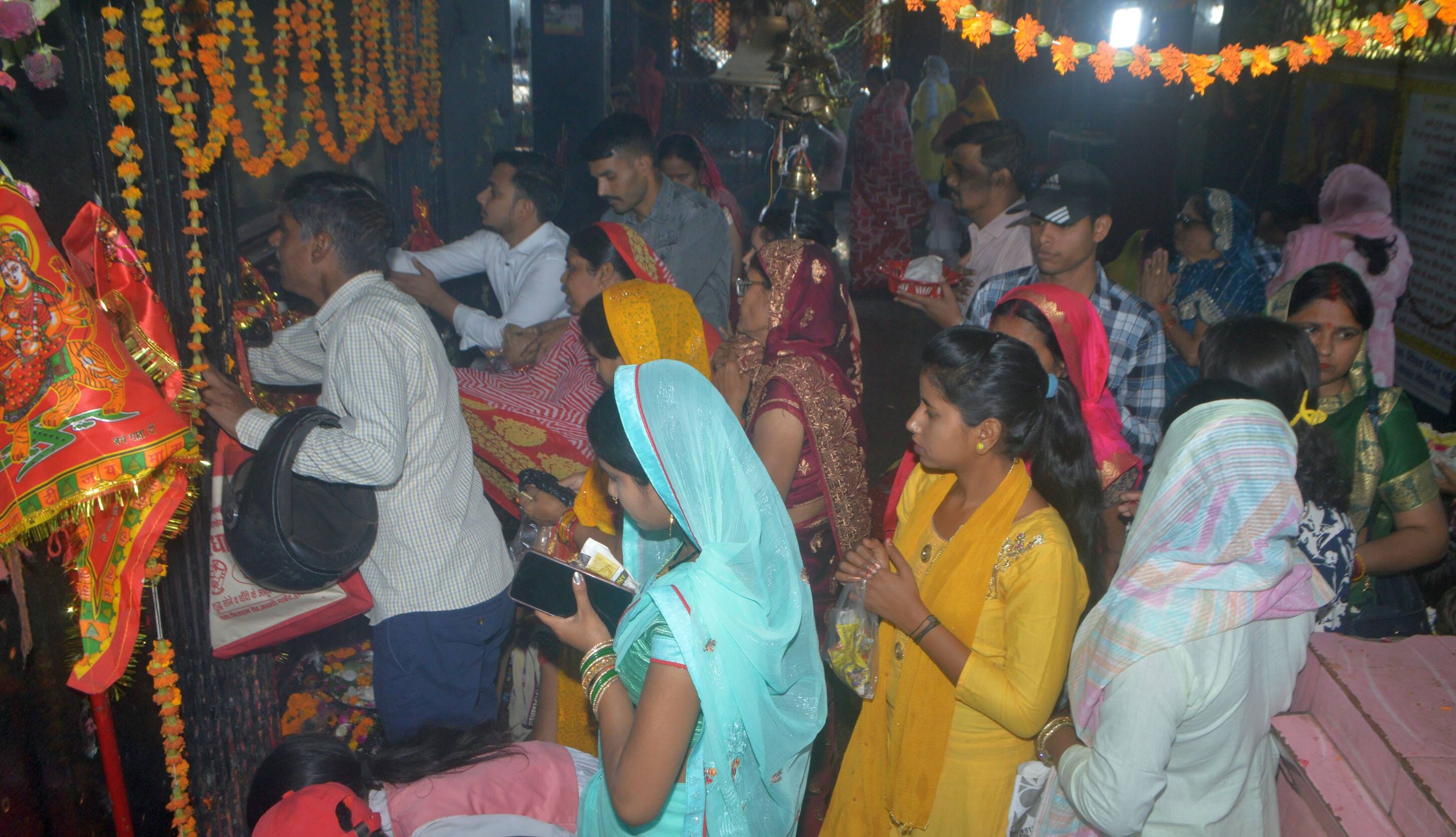 फोटो-01- मंदिर में सजी काली माता की मूर्ति। संवाद