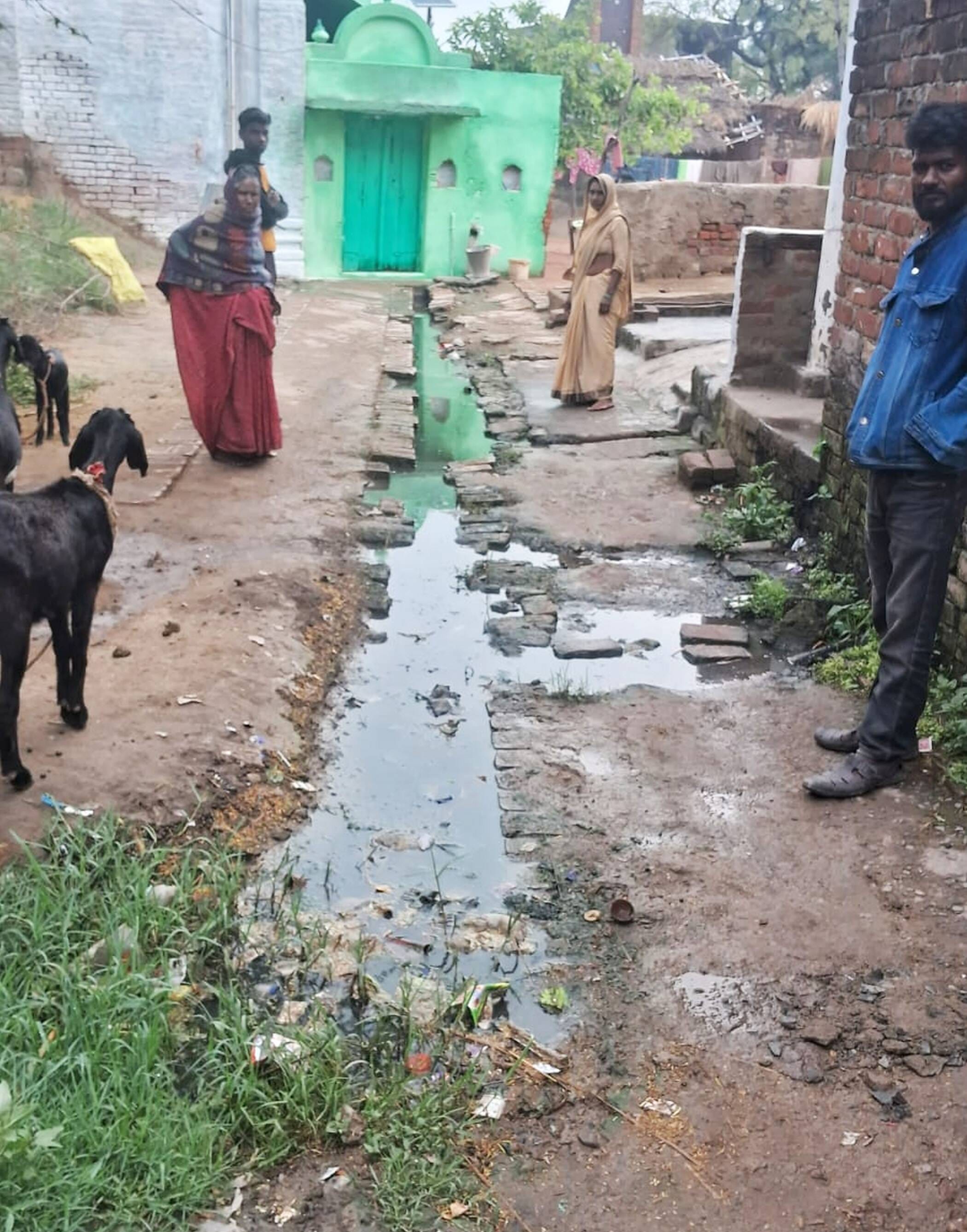 फोटो-18-कौंडर में बजबजाती नाली। संवाद