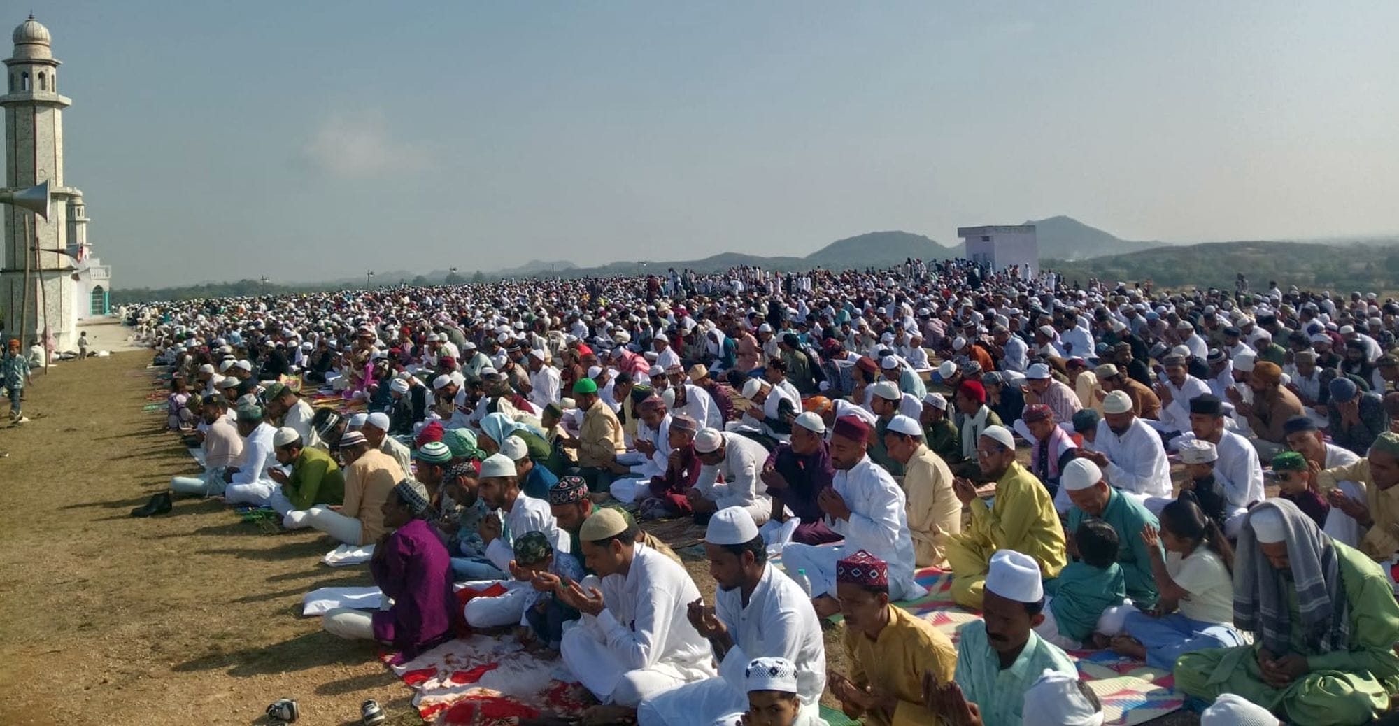 फोटो 21 एमएएचपी 10 परिचय-कस्बा कुलपहाड़ में ईद की नमाज अदा करने के बाद दुआ मांगते लोग। संवाद