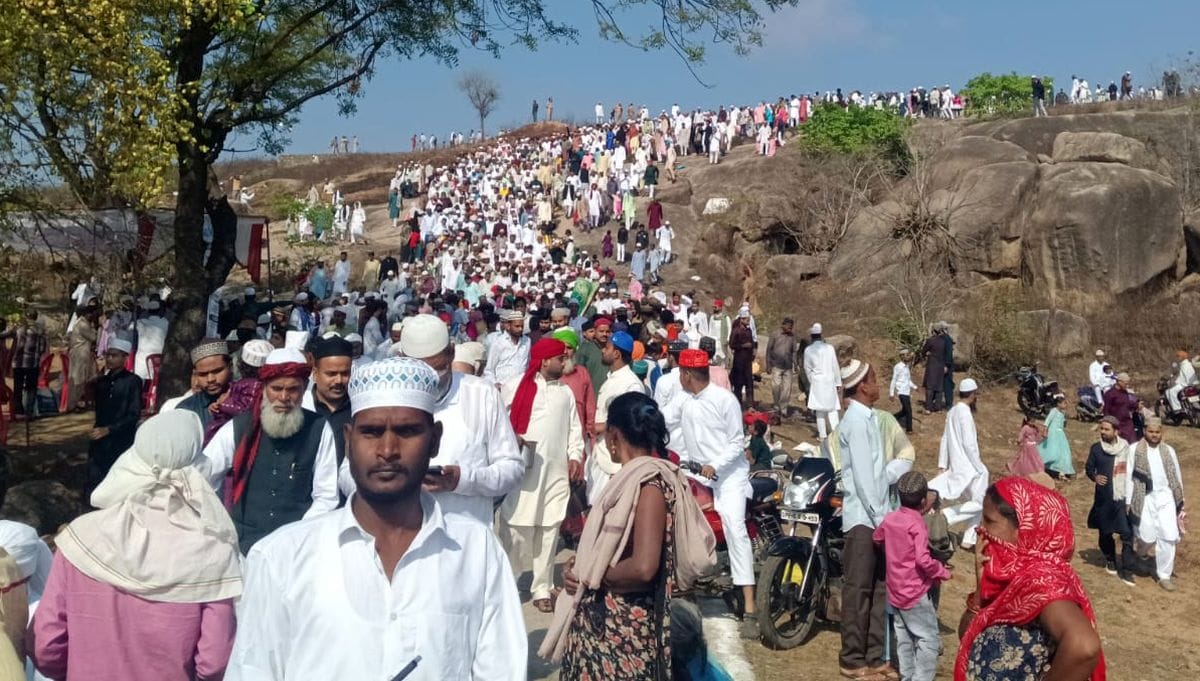 फोटो 21 एमएएचपी 10 परिचय-कस्बा कुलपहाड़ में ईद की नमाज अदा करने के बाद दुआ मांगते लोग। संवाद