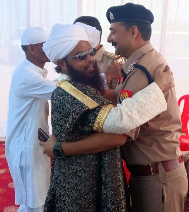 फोटो 21 एमएएचपी 10 परिचय-कस्बा कुलपहाड़ में ईद की नमाज अदा करने के बाद दुआ मांगते लोग। संवाद