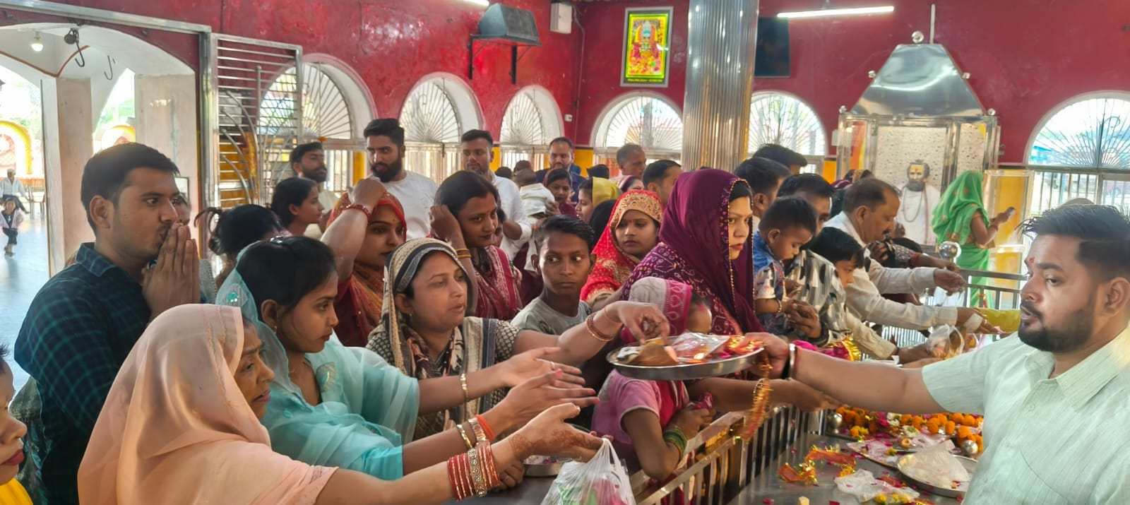 फोटो-25 रेलवे रोड स्थित मठिया देवा का भव्य सजा दरबार। संवाद