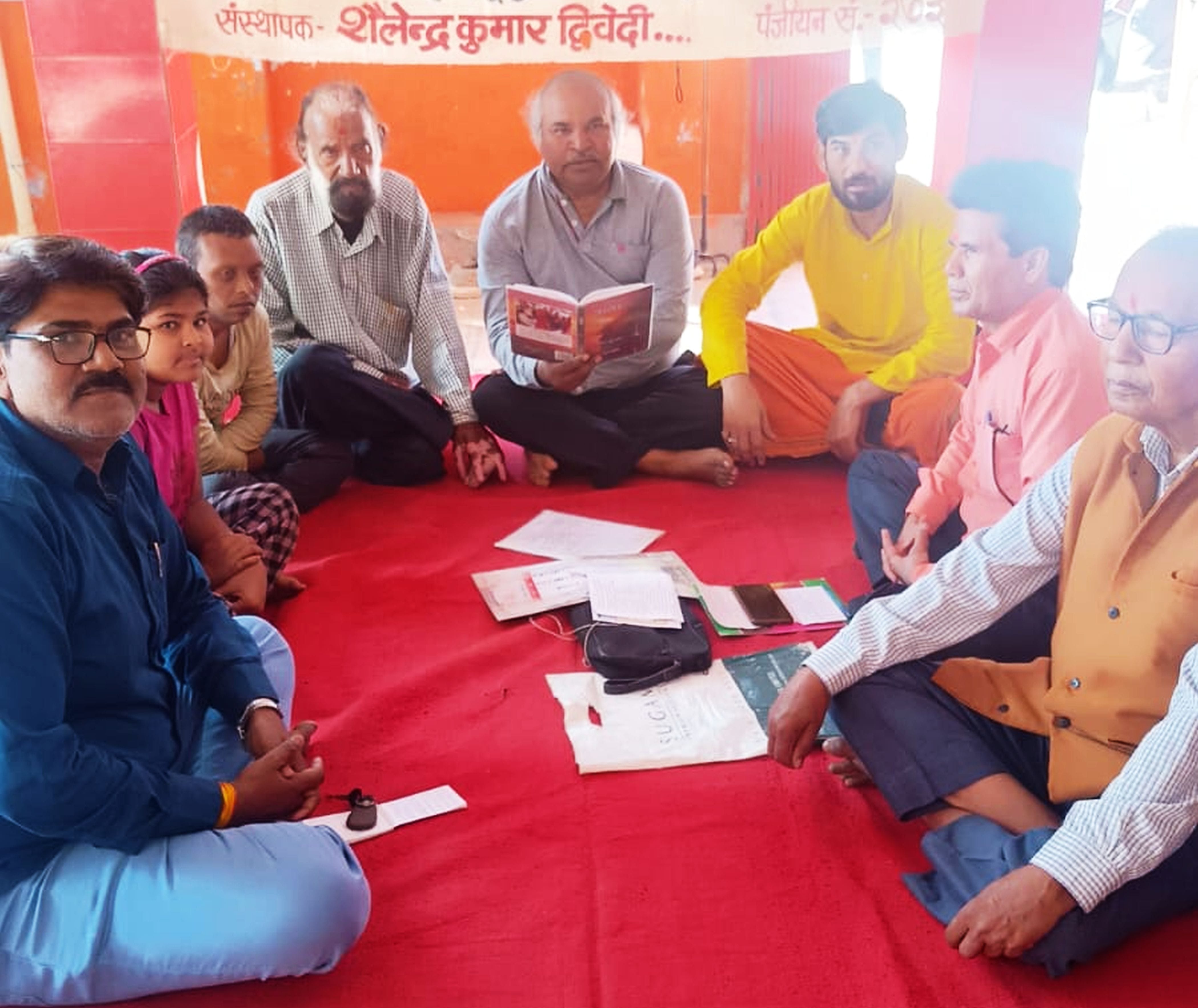 फोटो-26-हनुमान मंदिर में आयोजित काव्य गोष्ठी कार्यक्रम में कविता पढ़ते कवि। स्रोत स्वयं