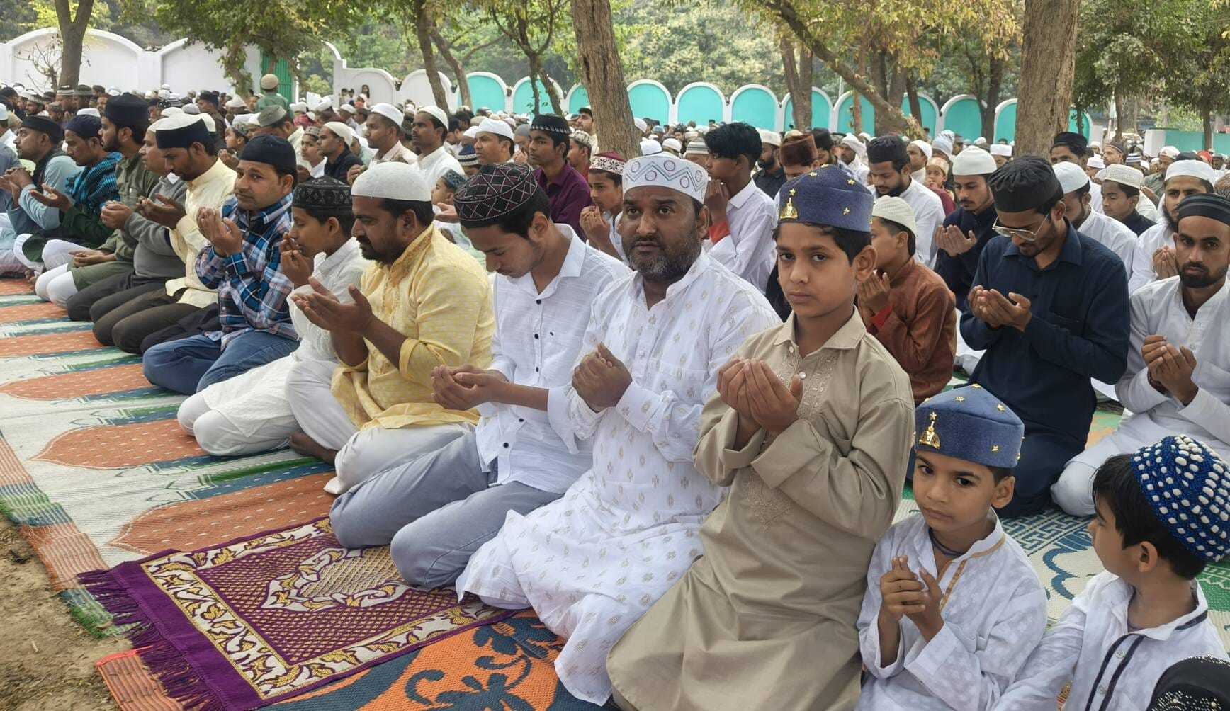 फोटो-29 बीबीगंज स्थित नई ईदगाह में नमाज पढ़ते लोग। संवाद फोटो-29 बीबीगंज स्थित नई ईदगाह में नमाज पढ़ते लोग। संवाद