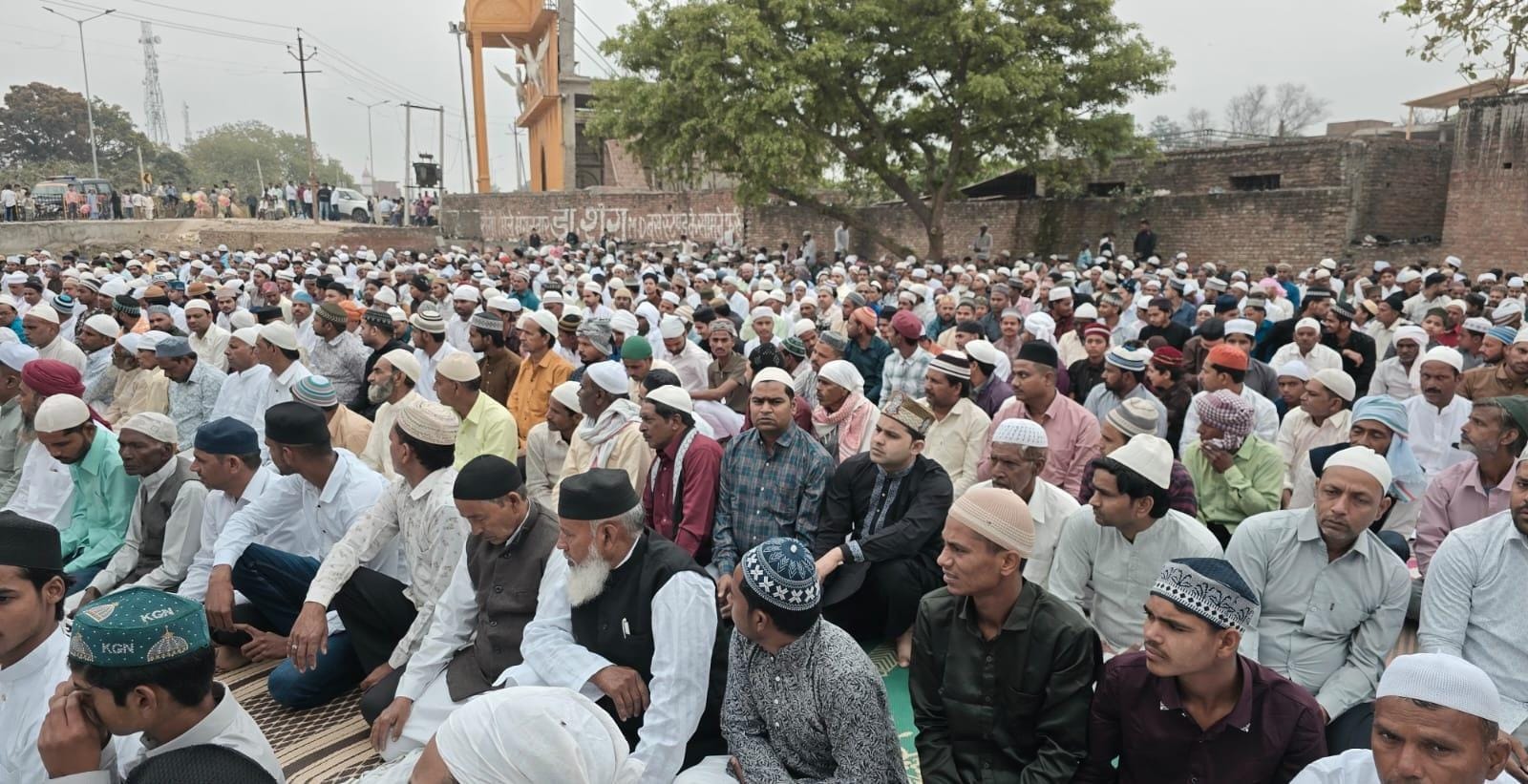 फोटो-29 बीबीगंज स्थित नई ईदगाह में नमाज पढ़ते लोग। संवाद फोटो-29 बीबीगंज स्थित नई ईदगाह में नमाज पढ़ते लोग। संवाद