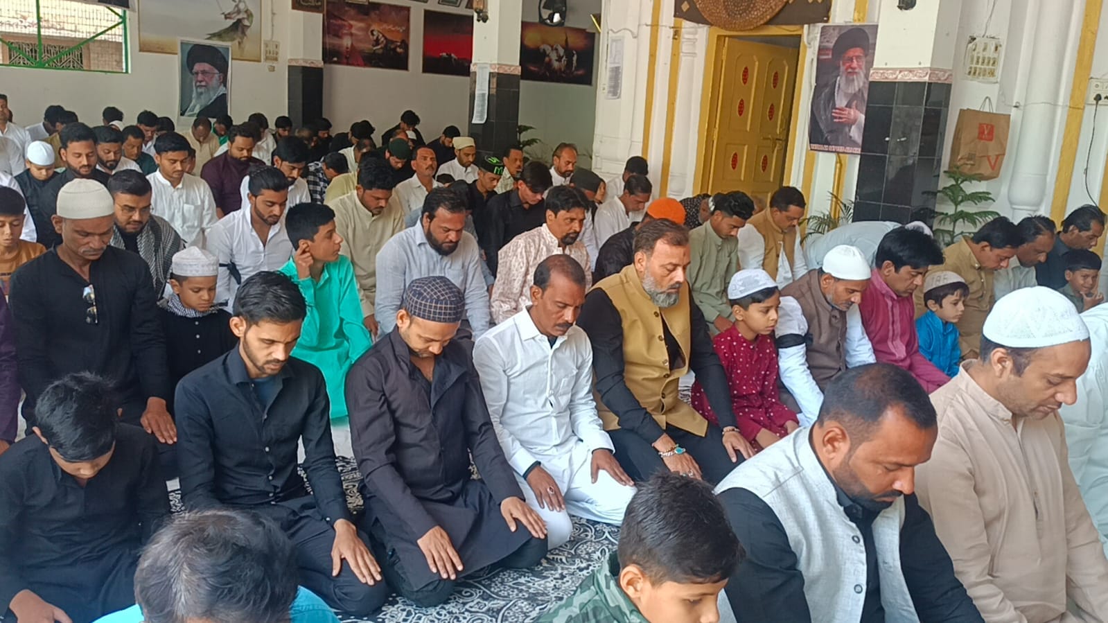 फोटो-29 बीबीगंज स्थित नई ईदगाह में नमाज पढ़ते लोग। संवाद फोटो-29 बीबीगंज स्थित नई ईदगाह में नमाज पढ़ते लोग। संवाद