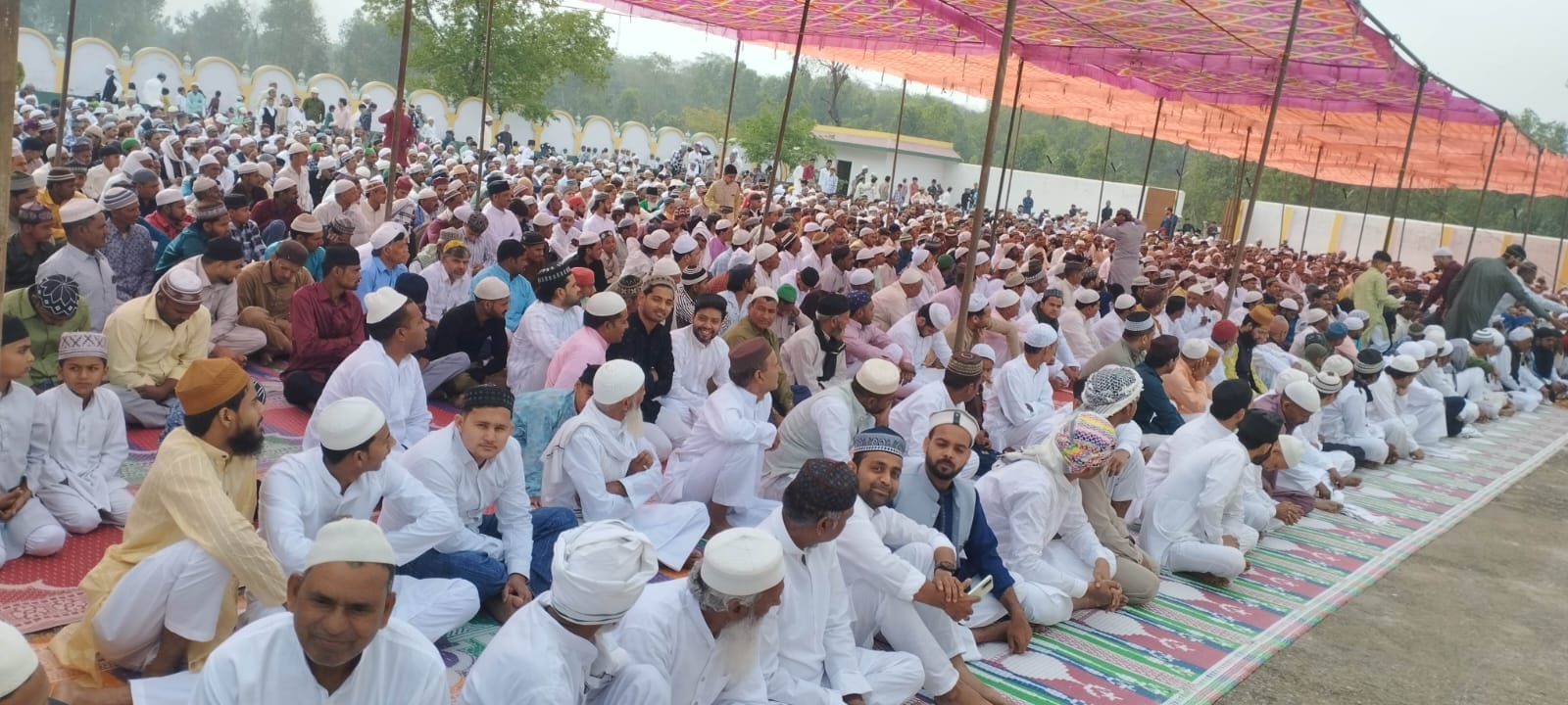 फोटो-29 बीबीगंज स्थित नई ईदगाह में नमाज पढ़ते लोग। संवाद फोटो-29 बीबीगंज स्थित नई ईदगाह में नमाज पढ़ते लोग। संवाद