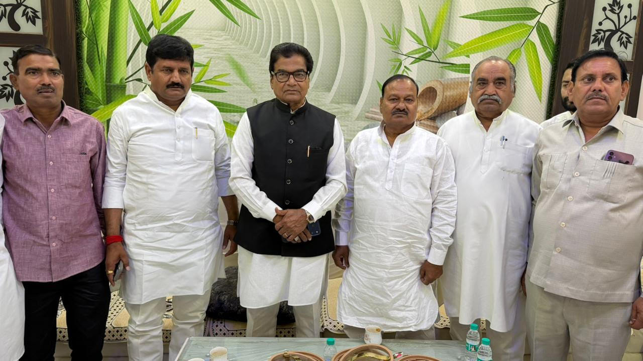 फोटो 29 करहल में सपा नेताओं के साथ मौजूद प्रो. रामगोपाल यादव। संवाद फोटो 29 करहल में सपा नेताओं के साथ मौजूद प्रो. रामगोपाल यादव। संवाद