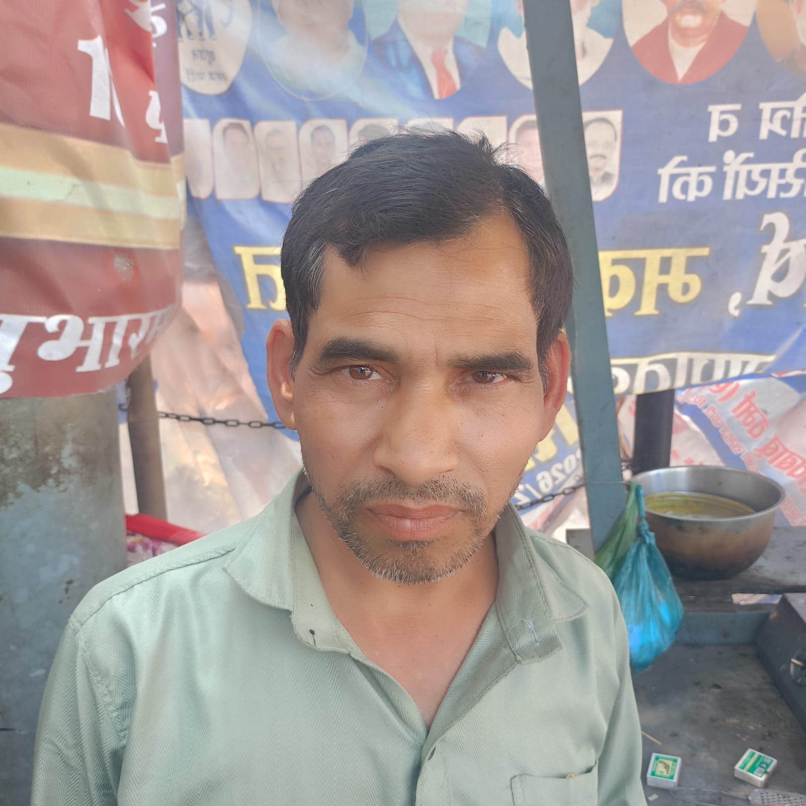 फोटो न- 22सीकेटीपी 35 बस स्टैंड के पास बंद रेहड़ी। संवाद