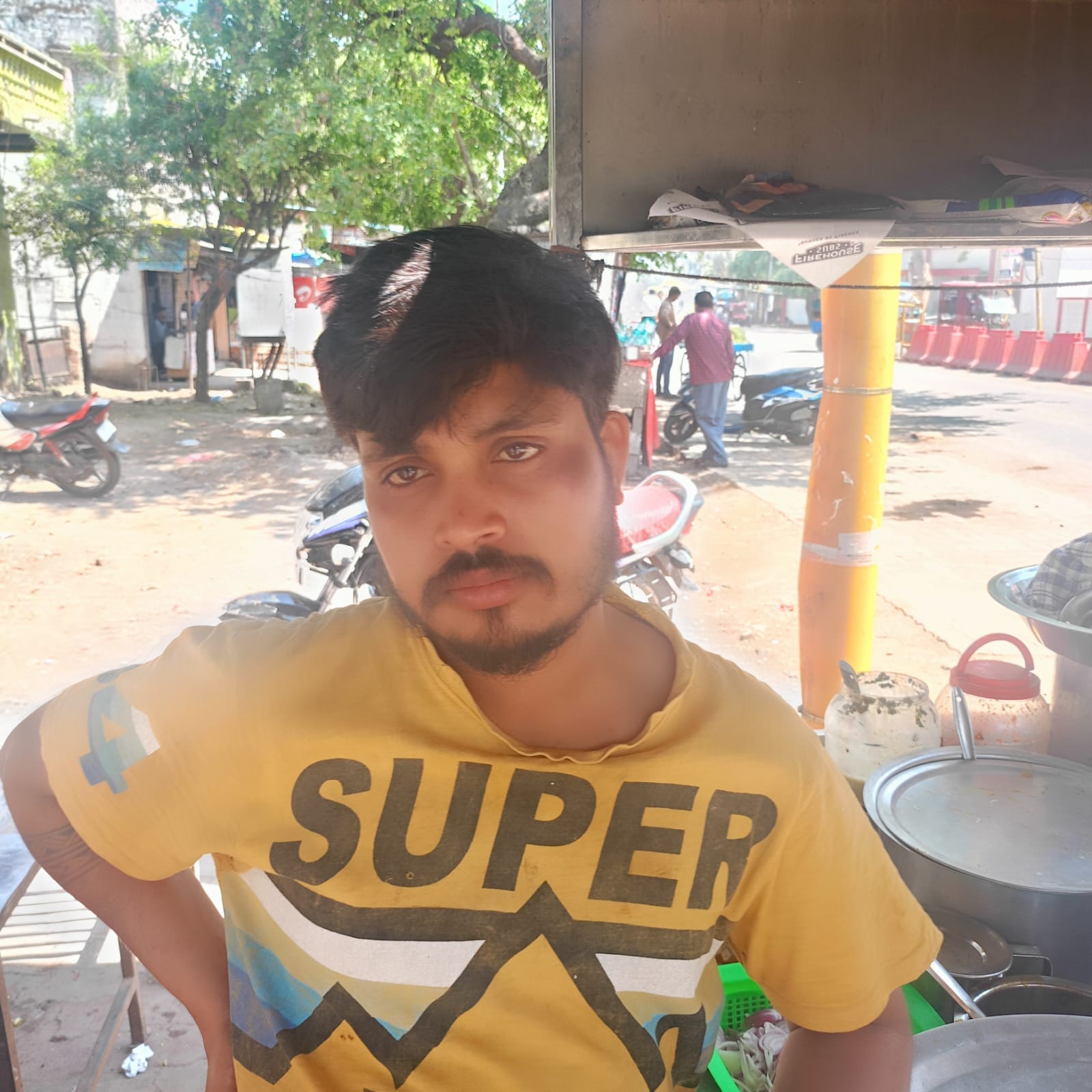 फोटो न- 22सीकेटीपी 35 बस स्टैंड के पास बंद रेहड़ी। संवाद