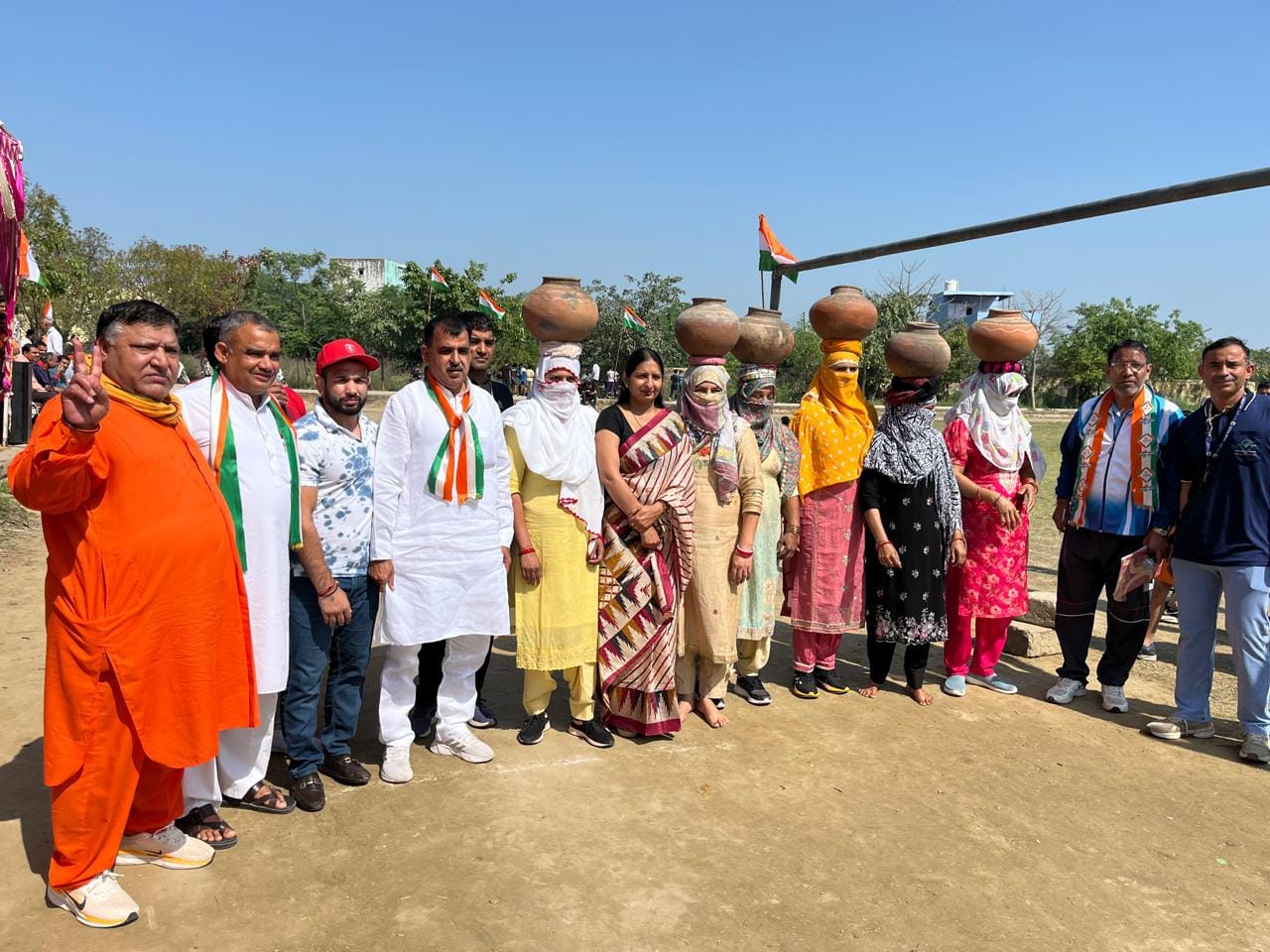 फोटो :: सोनीपत के गांव नाहरी में शहीदी दिवस पर आयोजित कार्यक्रम में शहीदों के चित्र पर पुष्पांज