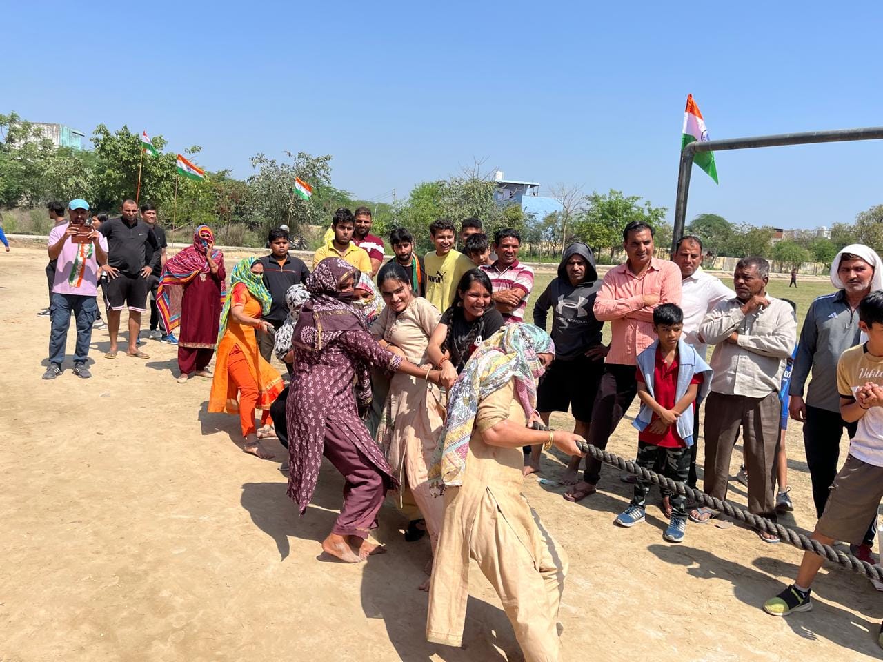 फोटो :: सोनीपत के गांव नाहरी में शहीदी दिवस पर आयोजित कार्यक्रम में शहीदों के चित्र पर पुष्पांज