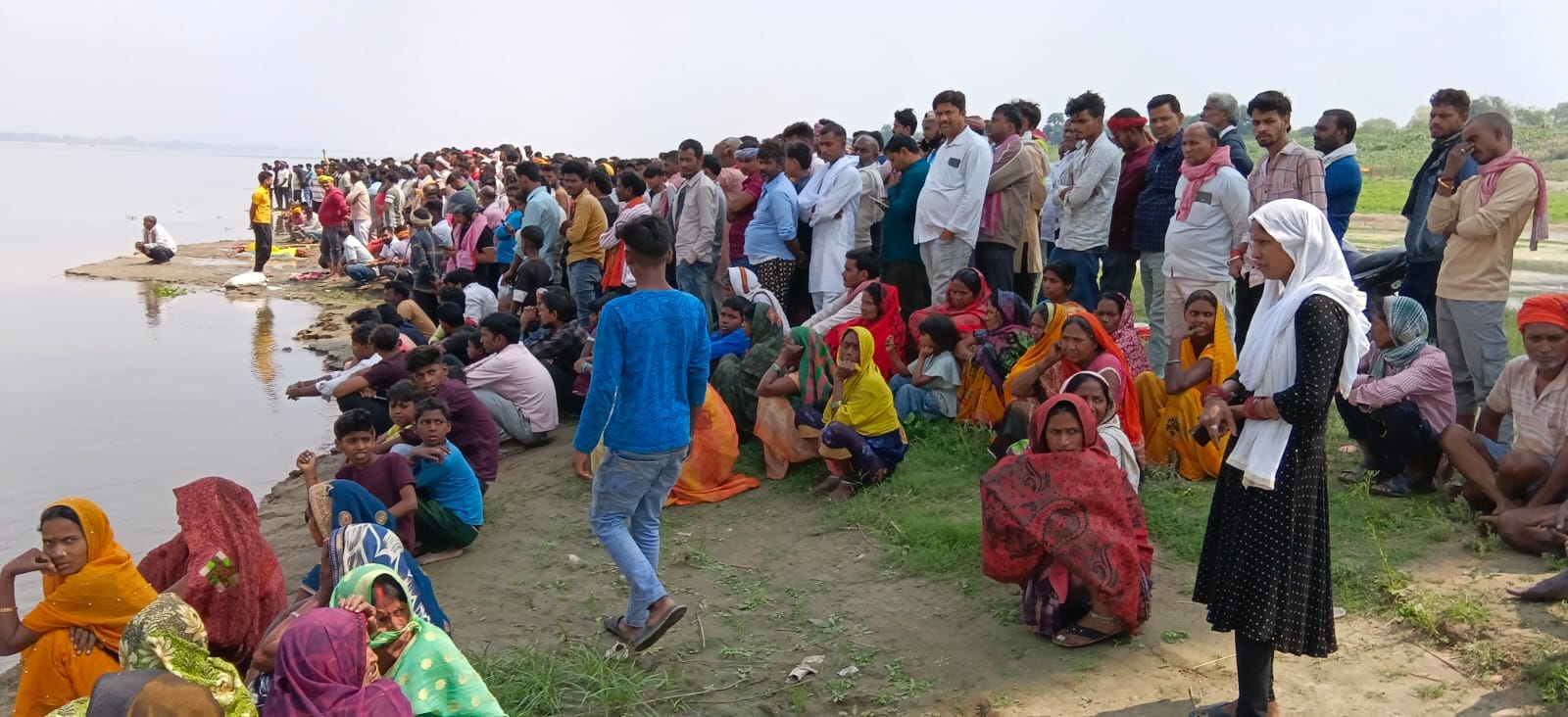 गंगा से निकाला जा रहा ट्रैक्टर। संवाद