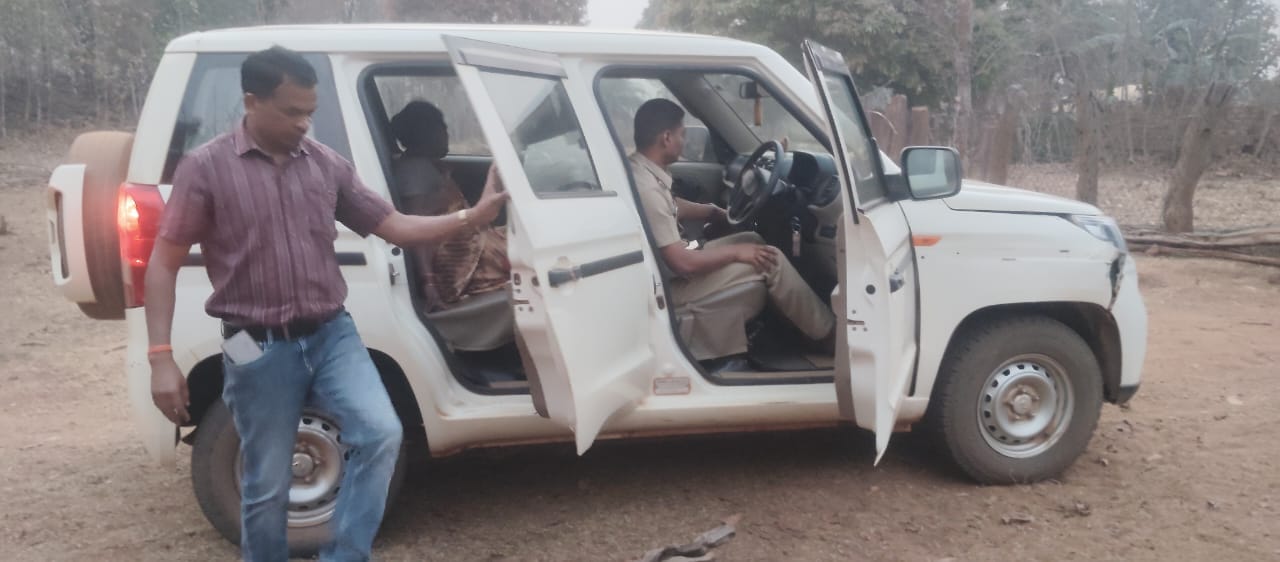 अस्पताल ले जाते अधिकारी