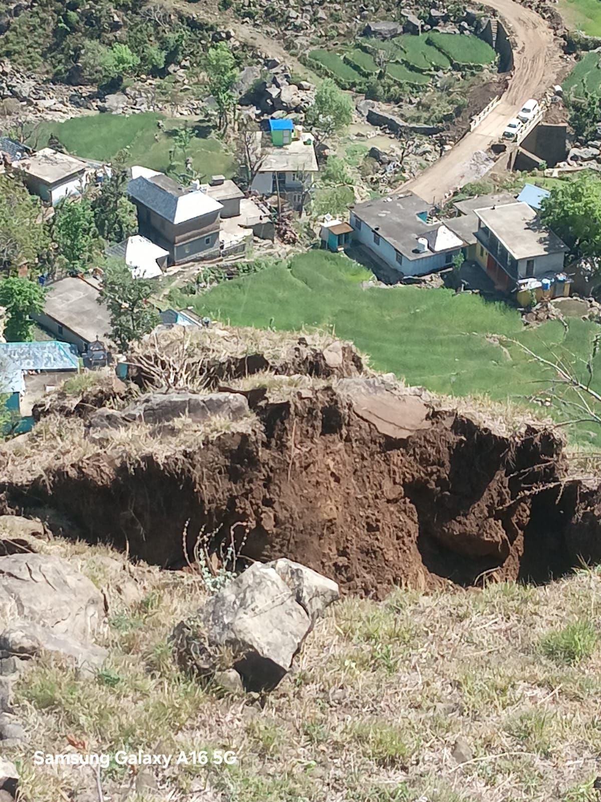 ग्राम पंचायत सुराडी में रोपडू गांव के नजदीक पहाड़ी से गिरा मलबा व चट्टानें। संवाद