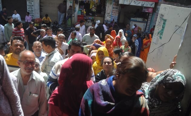 गैस एजेंसी के बाहर सिलिंडर लेने के लिए लगी लोगों की लाइन। संवाद