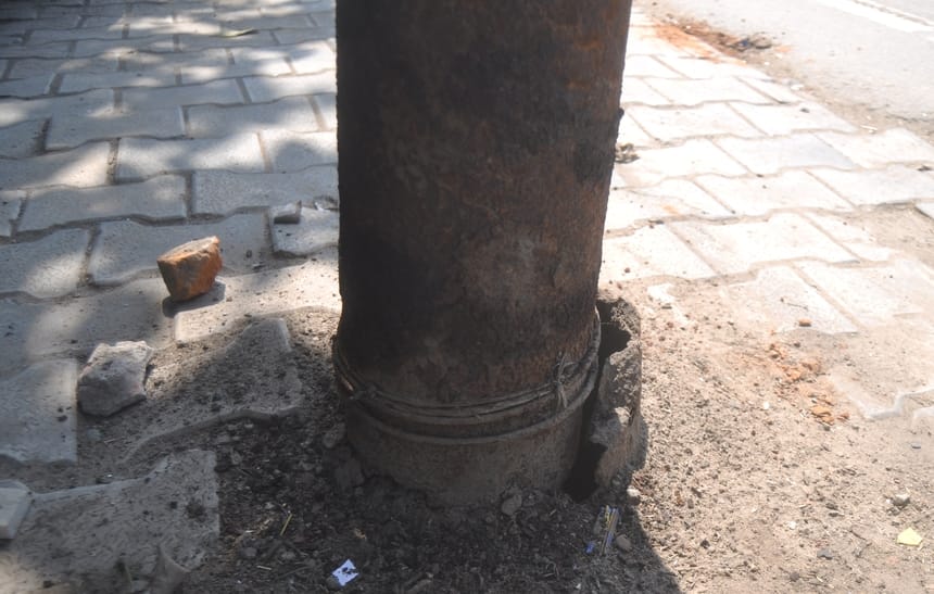 गद्दापाड़े में दुकान के बाहर खड़ा जर्जर बिजली का खंभा। संवाद गद्दापाड़े में दुकान के बाहर खड़ा जर्जर बिजली का खंभा। संवाद