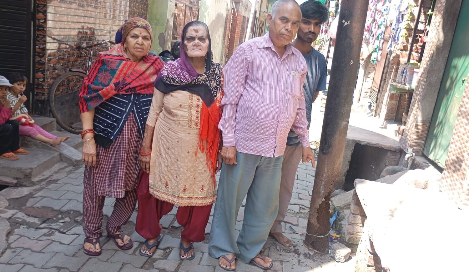 गद्दापाड़े में दुकान के बाहर खड़ा जर्जर बिजली का खंभा। संवाद गद्दापाड़े में दुकान के बाहर खड़ा जर्जर बिजली का खंभा। संवाद