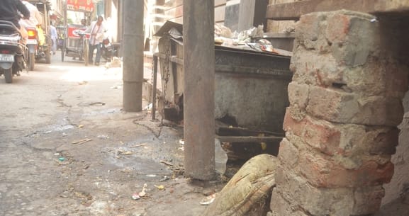 गद्दापाड़े में दुकान के बाहर खड़ा जर्जर बिजली का खंभा। संवाद गद्दापाड़े में दुकान के बाहर खड़ा जर्जर बिजली का खंभा। संवाद