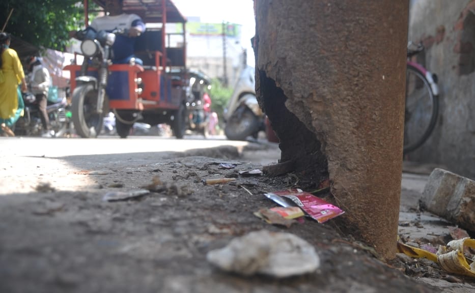 गद्दापाड़े में दुकान के बाहर खड़ा जर्जर बिजली का खंभा। संवाद गद्दापाड़े में दुकान के बाहर खड़ा जर्जर बिजली का खंभा। संवाद